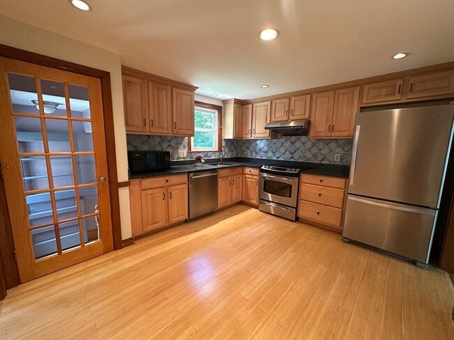 Building Photo - 10 Cedar Ridge Dr