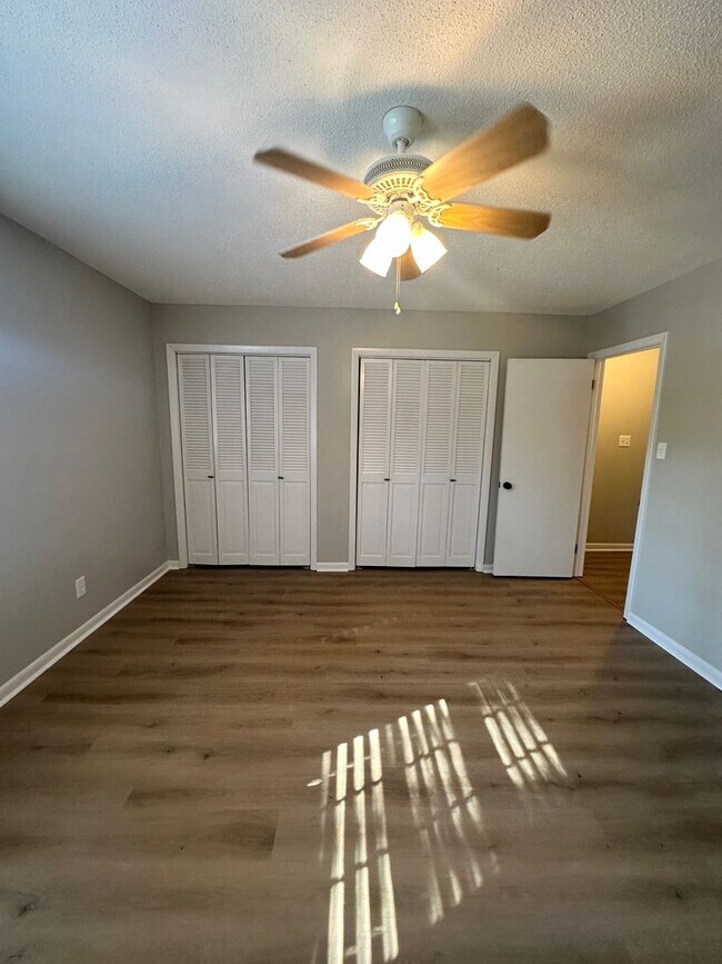 Building Photo - Beautiful 2 Bedroom 1.5 Bath Townhome!