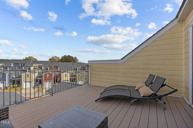 Building Photo - 3 Bedroom Townhome with Rooftop Terrace in...