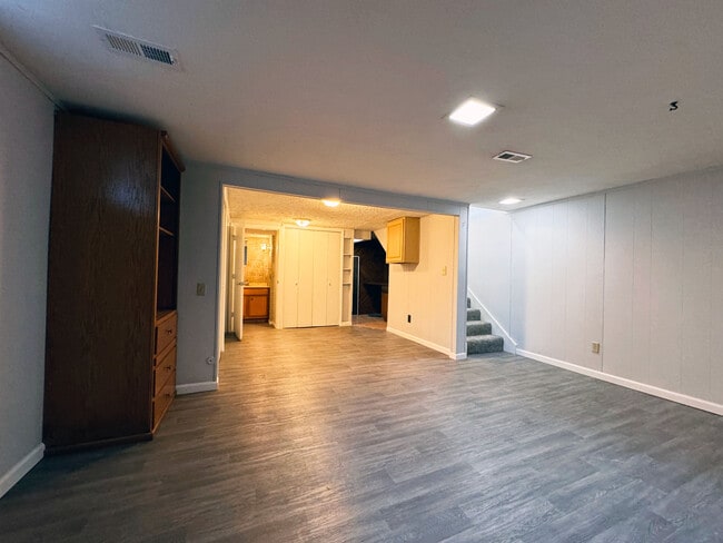Building Photo - 2437 Delaware Dr