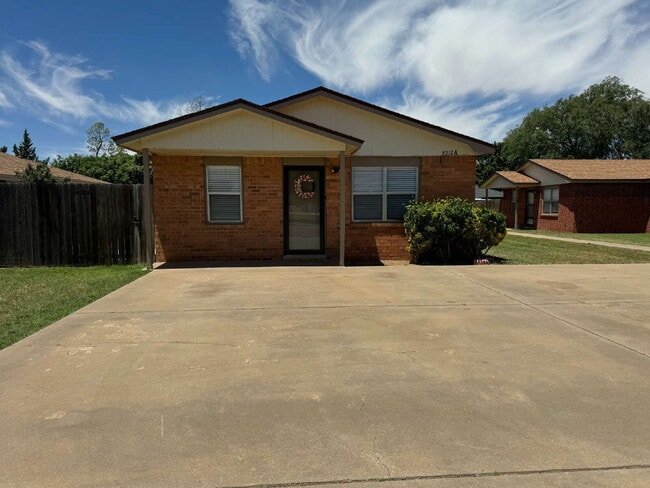 Building Photo - Well Maintained 2 bedroom 1 bath