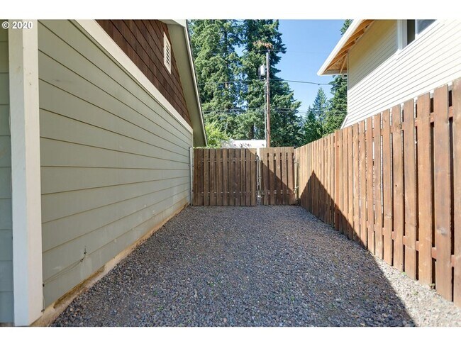 Building Photo - LAKE OSWEGO/LAKE GROVE LARGE UPDATE HOME O...
