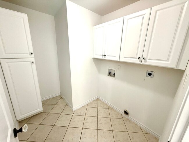 Building Photo - MUST SEE! AVAILABLE NOW! UNIQUE 4 Bedroom/...