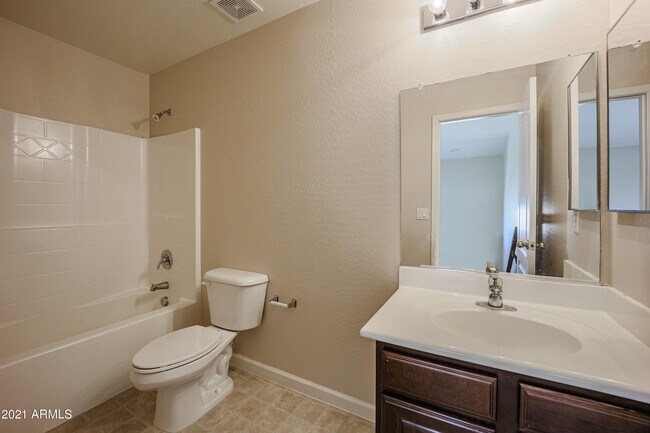 Building Photo - 10938 W Meadowbrook Ave