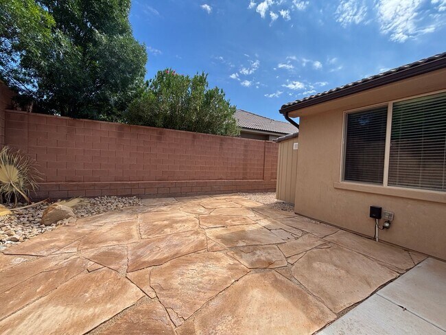 Building Photo - SPACIOUS HOME FOR RENT!