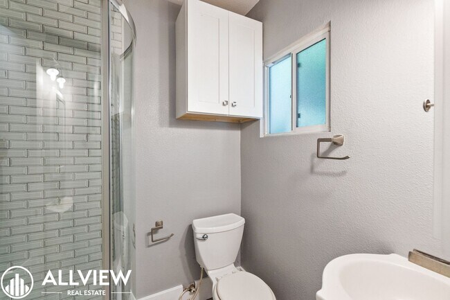 Building Photo - 307 W 7th St