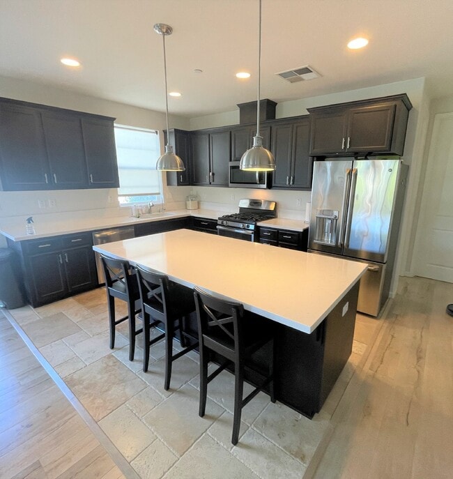 Building Photo - Gorgeous 4 Bed/4 Bath End Unit Condo with ...