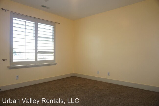 Building Photo - 4 br, 2.5 bath House - 222 E. Belle Glenn Cir