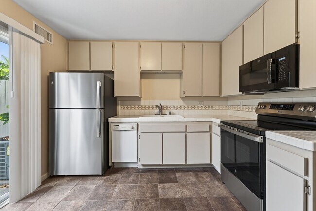 Building Photo - Large spacious 2 Bedroom in UTC