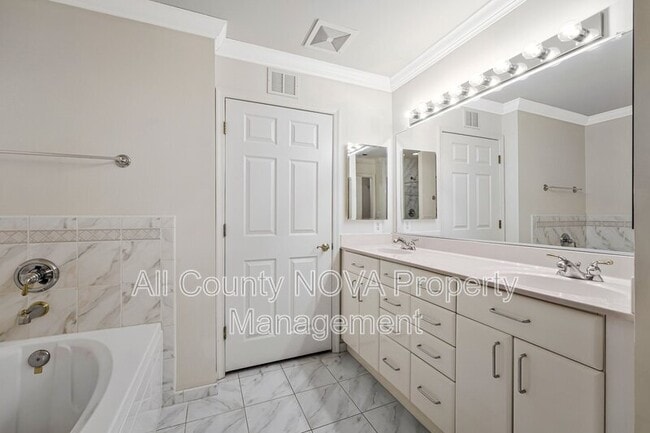 Building Photo - 11776 Stratford House Pl