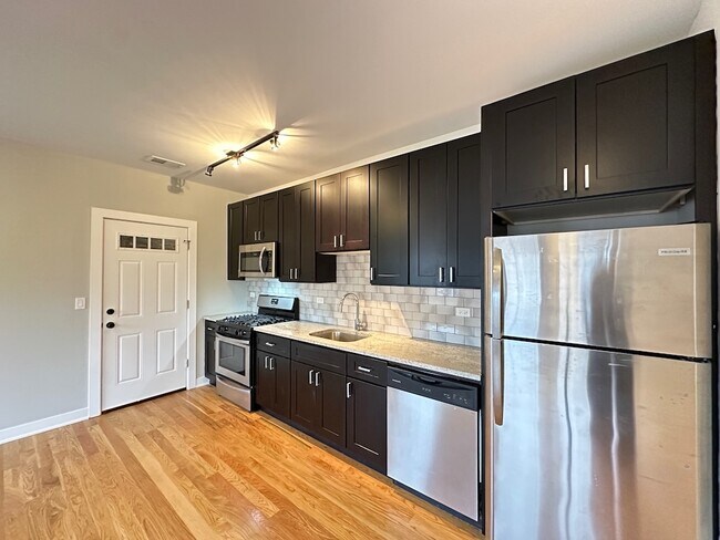 Building Photo - 2208 W Eastwood Ave