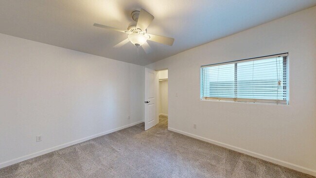 Building Photo - 4537 E Devonshire Ave