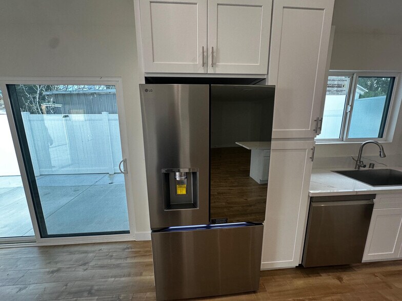 Building Photo - 15950 Cohasset St