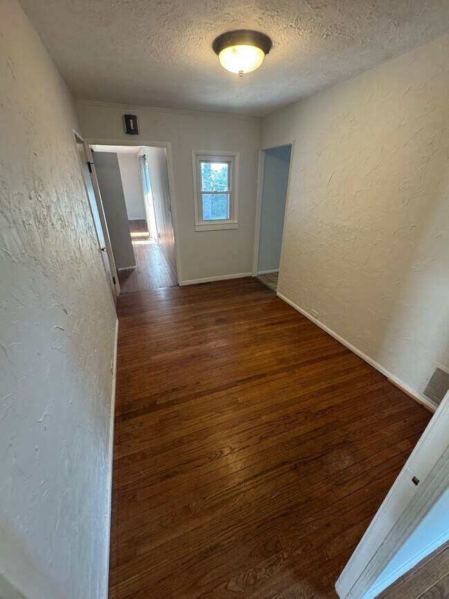 Building Photo - Two Bedroom Single Family Home with Fenced...