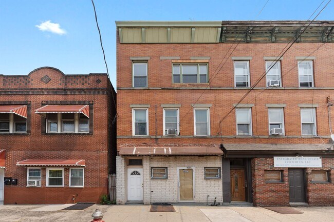 Building Photo - 122 Mallory Ave