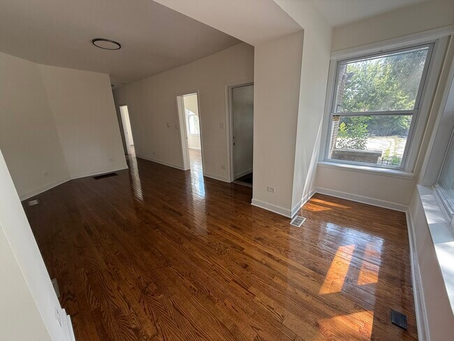 Building Photo - 411 N Hamlin Ave