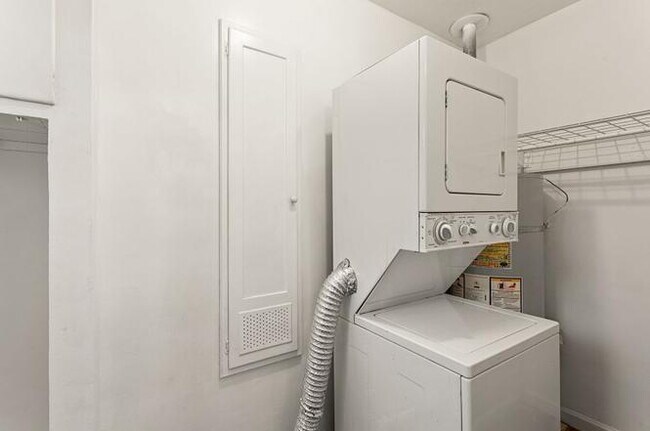 Building Photo - Welcome to this charming 2-bedroom