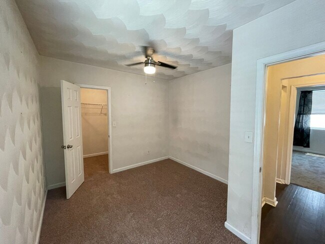 Building Photo - Charming 5-Bedroom Home with Fenced Yard i...