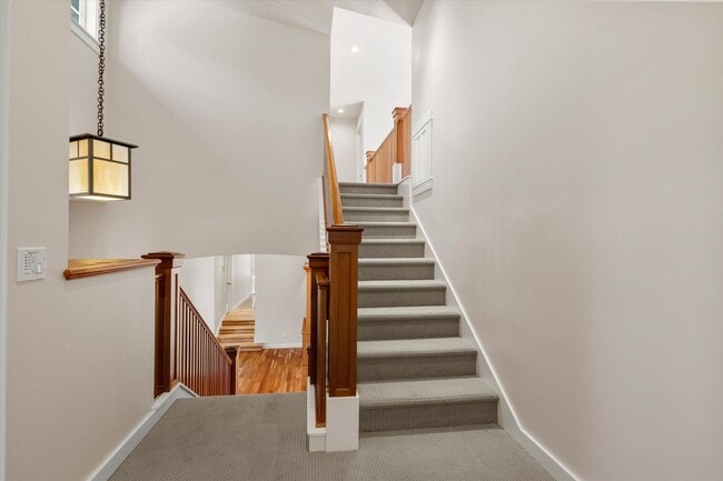 Building Photo - Large home in Awbrey Butte