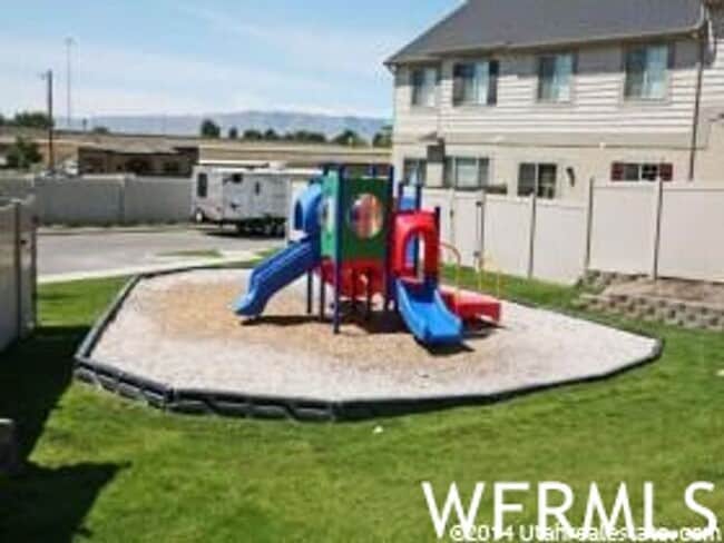 Building Photo - Gorgeous Provo Townhome