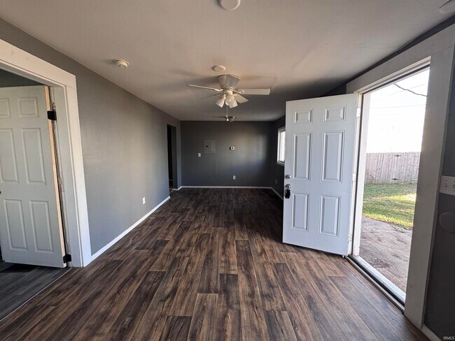 Building Photo - 401 N Monroe St