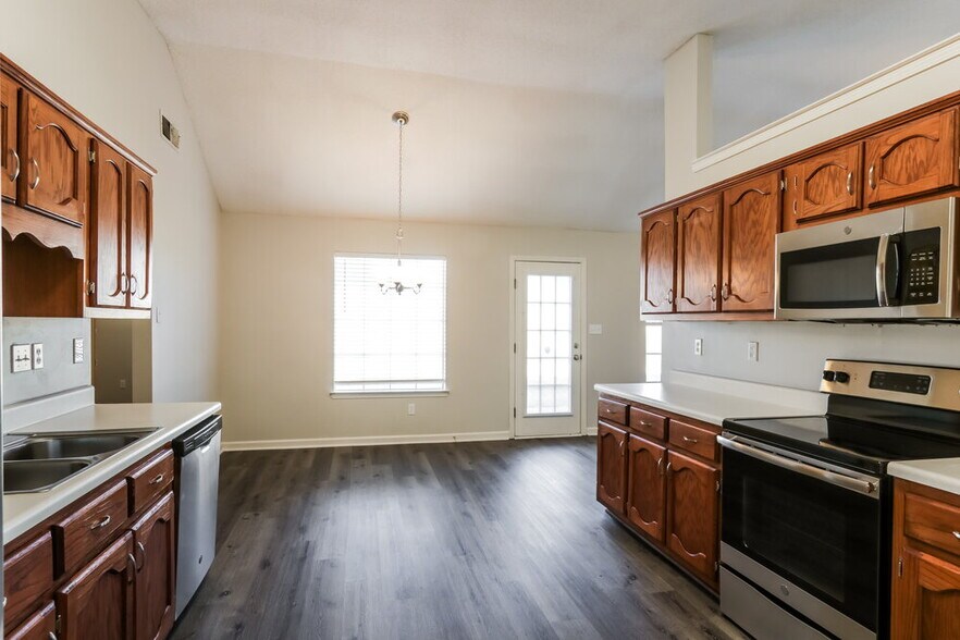 Building Photo - 7772 Bramble Ln