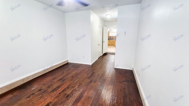 Building Photo - Incredible 3/2 in Irving!