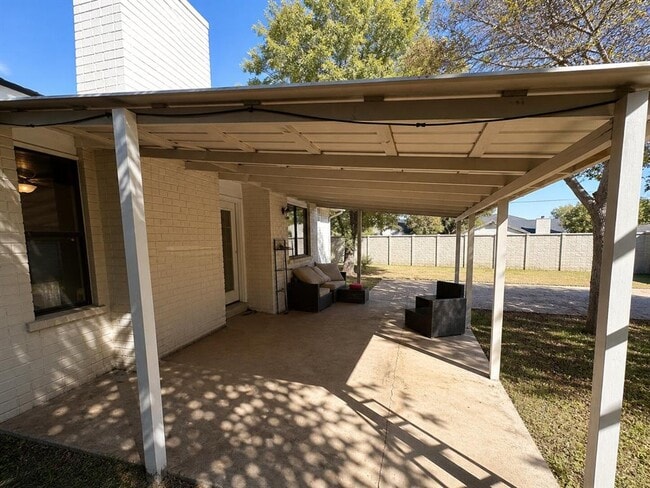 Building Photo - 1105 Green Meadow Dr