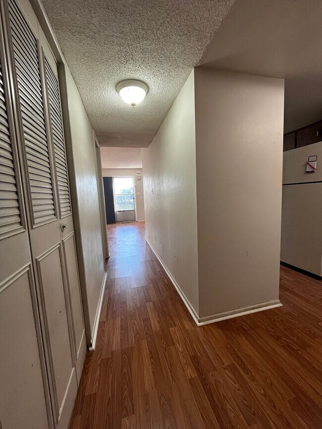 Building Photo - Hourglass District Condo - 2/2 with attached garage