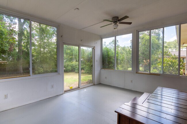 Building Photo - 3003 Stratford Dr