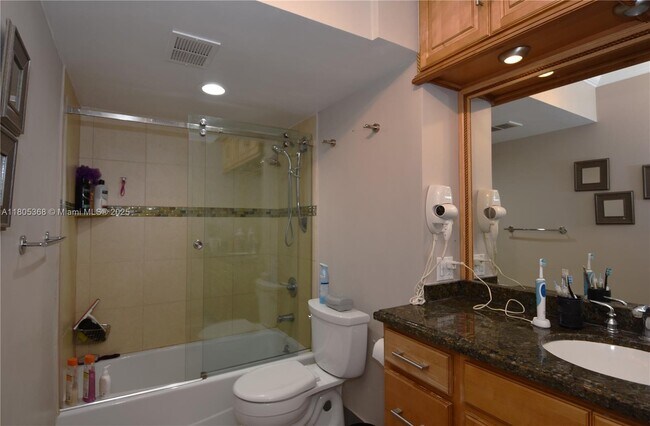 Building Photo - 3731 N Country Club Dr