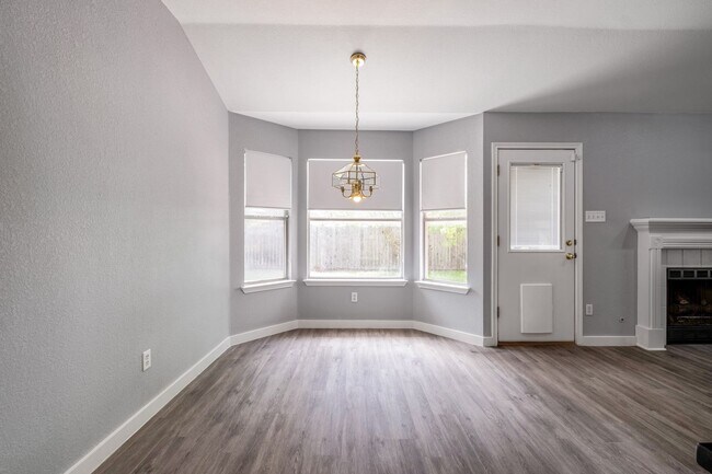 Building Photo - Beautiful & Convenient 3 Bedroom, 2 Bath Home in North Austin