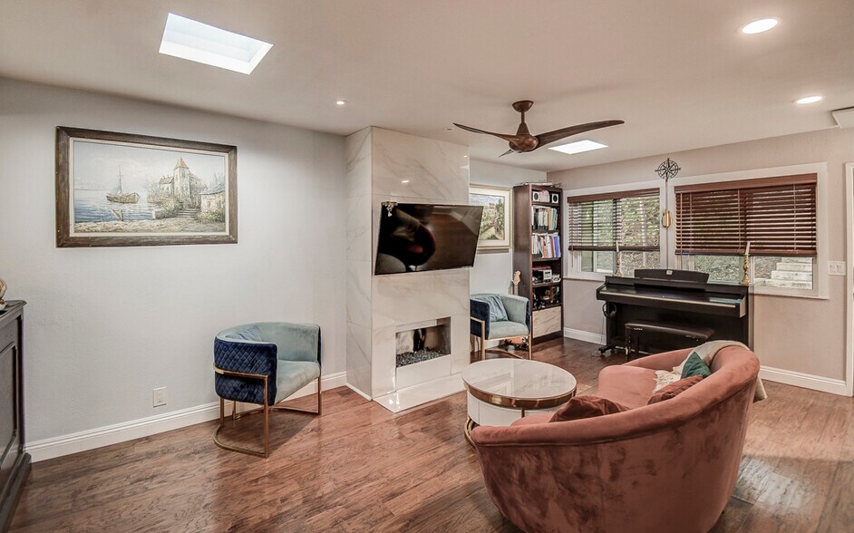 Building Photo - 11 Seamist Ct