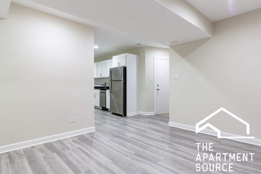 Building Photo - 726 W Roscoe St