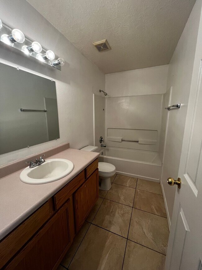 Building Photo - Beautiful 3 bedroom located in s.e heights