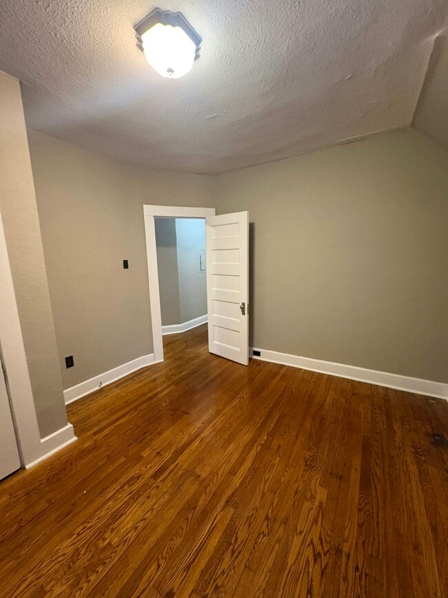 Building Photo - 509 Monroe Ave