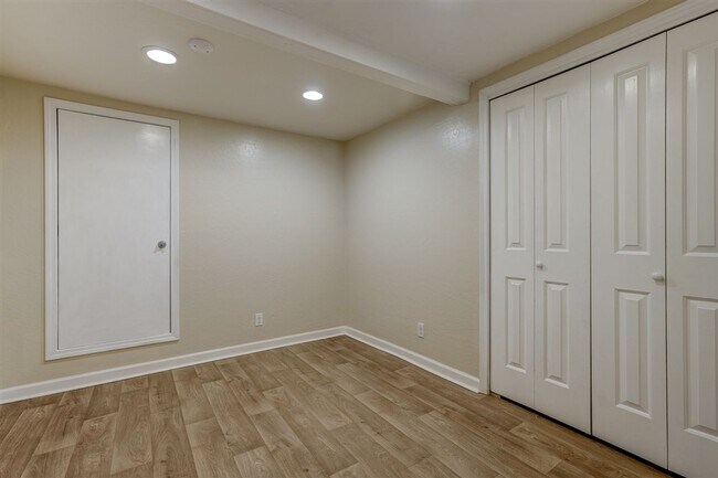 Building Photo - 237 S Hardin St