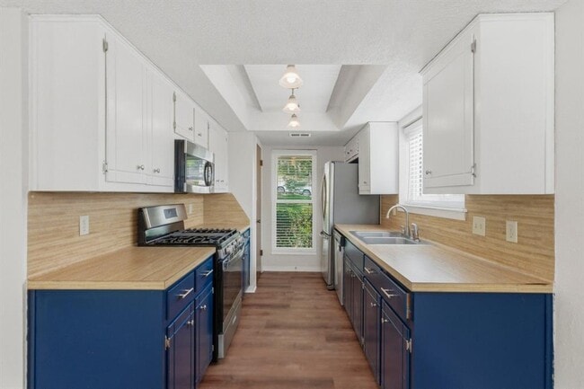 Building Photo - 1928 Holly Hill Dr