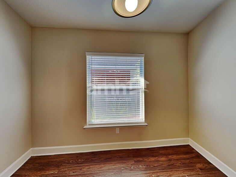 Building Photo - 805 Putters Green Way N