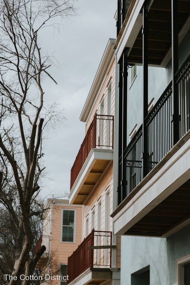 Building Photo - 517 University Dr