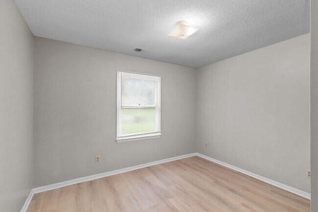 Building Photo - 2 Bedroom 1 Bathroom Duplex