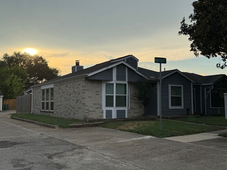 Building Photo - 1712 Harrison Ct