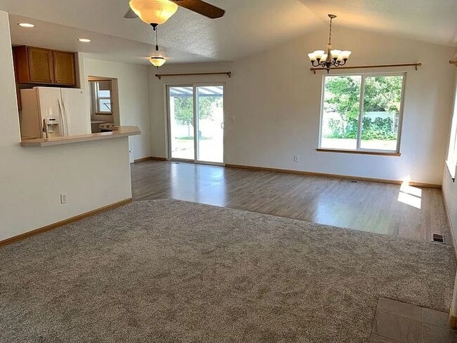 Building Photo - Spacious Single-Family Home in Established Wellington Neighborhood