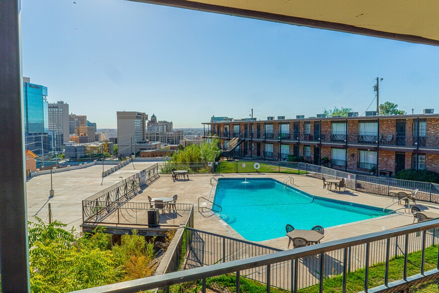 Building Photo - Diplomat Apartments