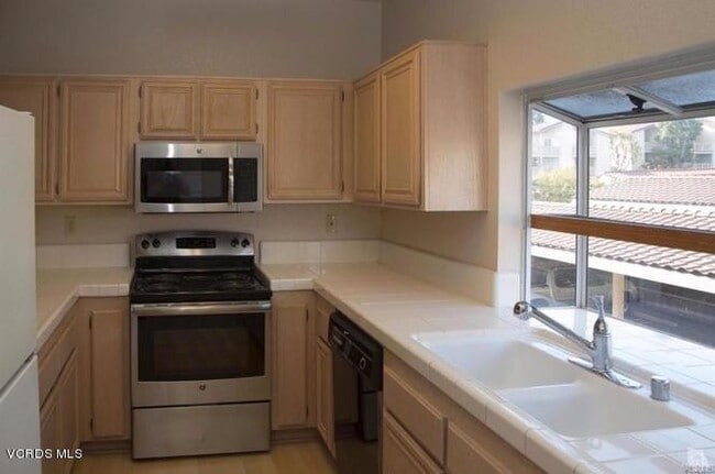 Building Photo - Beautiful 2 Bedroom, 2.5 Bath Townhome in ...
