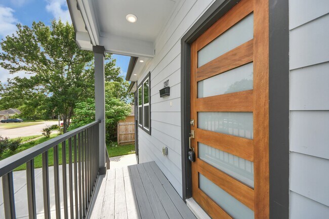 Building Photo - 1307 Laskey St