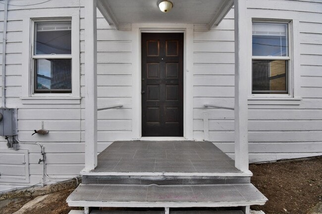 Building Photo - Three Bedroom House in Visitacion Valley