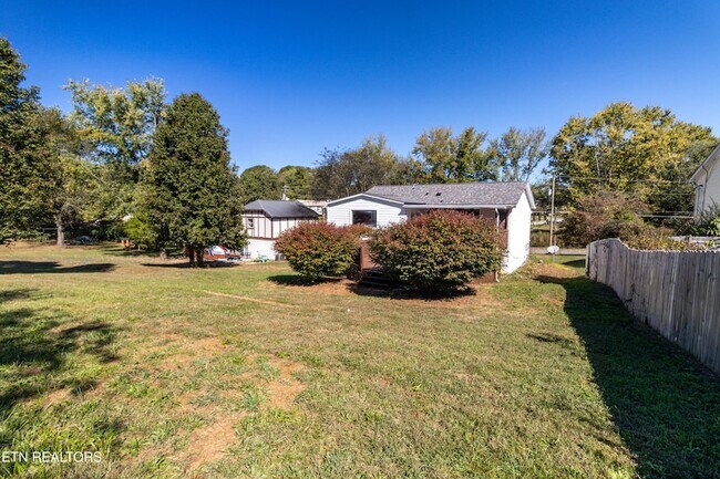 Building Photo - 1817 Sedgewick Dr