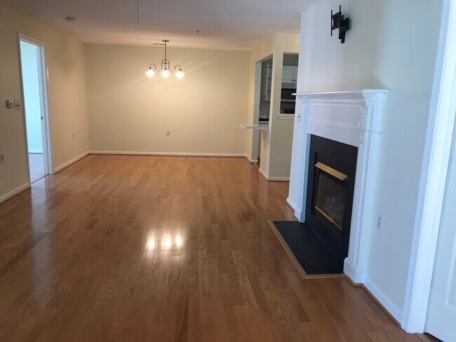 Building Photo - 10018 Vanderbilt Cir