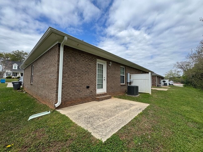 Building Photo - Available to Show